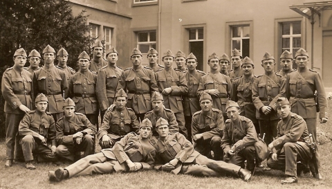 Sa Zg Wm Zentriegen Heinrich vor Kaserne Basel.jpg